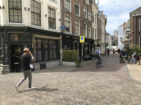 845807 Gezicht in de Donkere Gaard te Utrecht met in het midden een bord dat aangeeft dat op zaterdag en zondag ...
